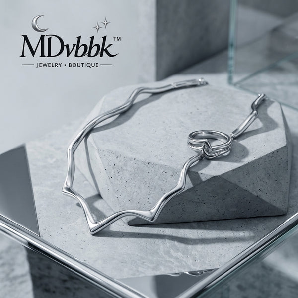 *MDvbbk Silver-Tone Sculptural Wave Chain Necklace with Double Loop Detail*