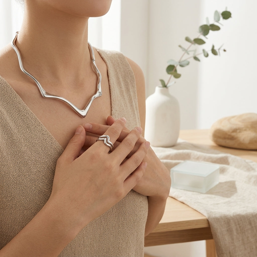 *MDvbbk Silver-Tone Sculptural Wave Chain Necklace with Double Loop Detail*